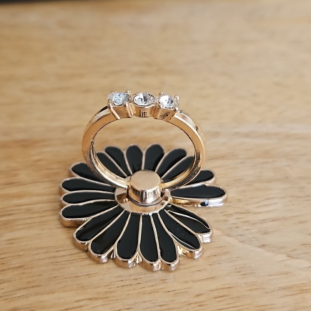 NWOT Mobile phone grip in the shape of a flower with finger ring
